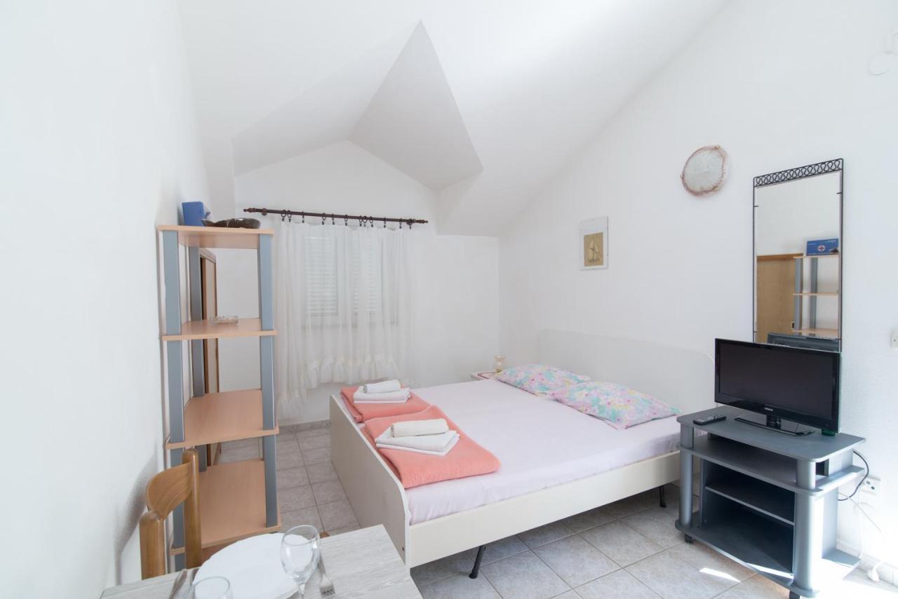 Apartments Pinija Супетар Екстериор снимка