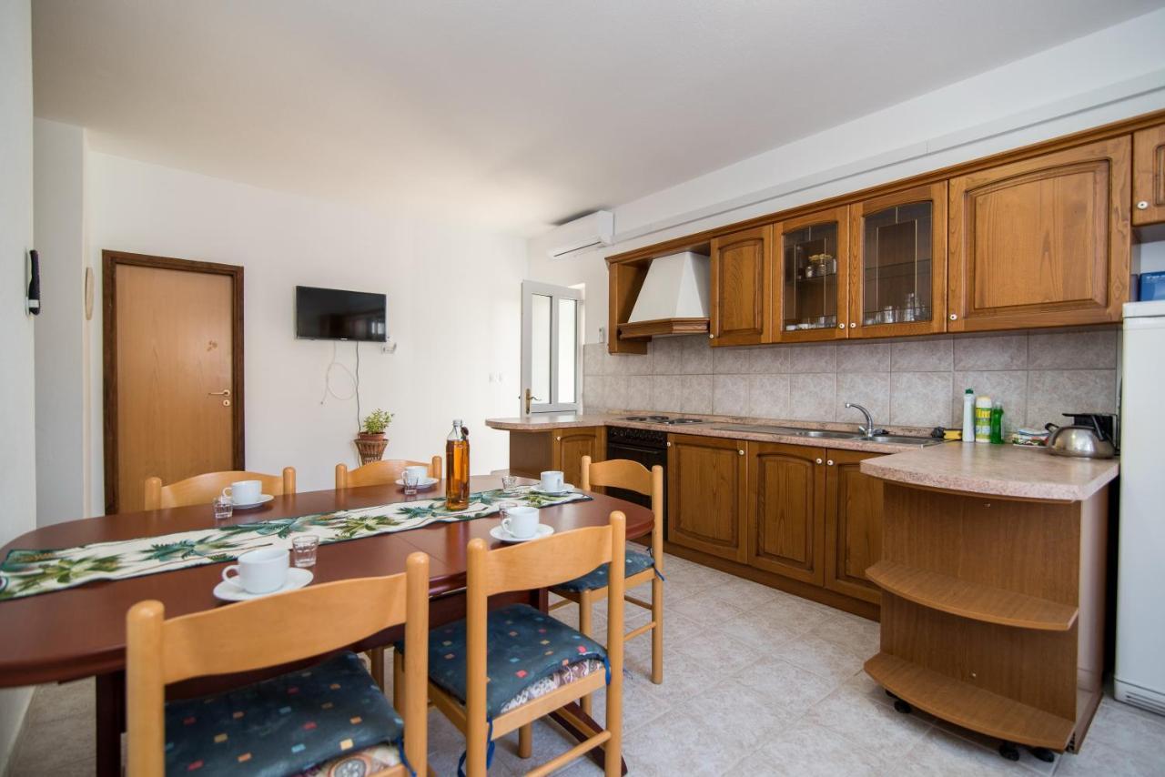 Apartments Pinija Супетар Екстериор снимка