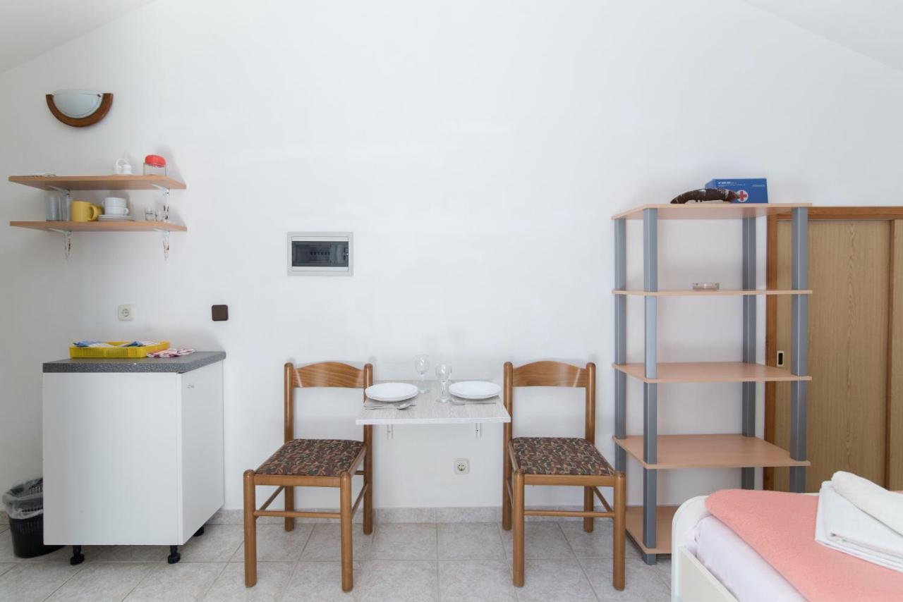 Apartments Pinija Супетар Стая снимка